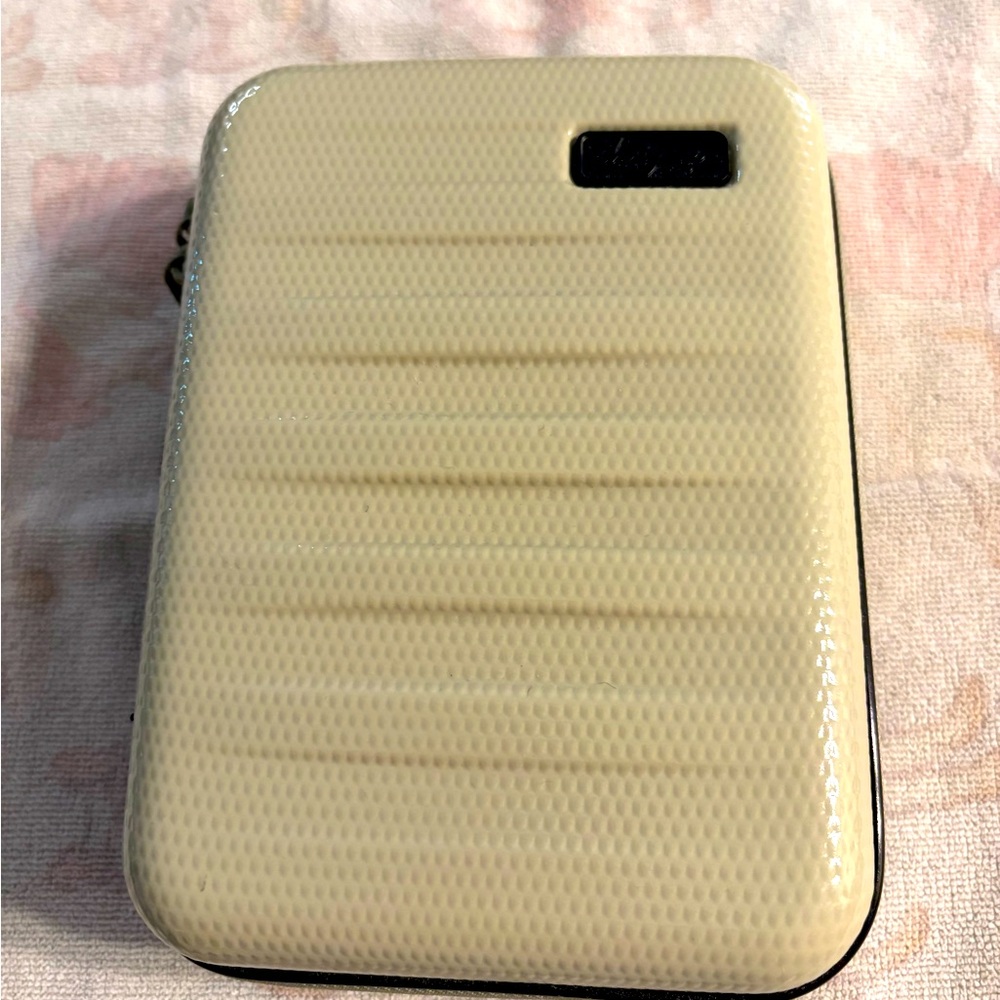 Thirty-one hard cover travel case.
